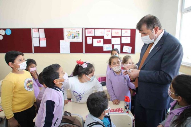 Vali Ayhan’dan Öğrencilere Kitap Hediyesi