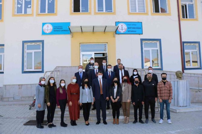 Vali Ayhan’dan Öğrencilere Kitap Hediyesi