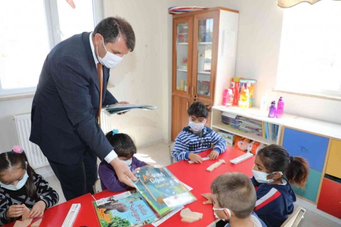 Vali Ayhan’dan Öğrencilere Kitap Hediyesi