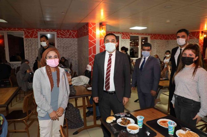 Vali Öksüz, Yurtlarda İncelemede Bulundu