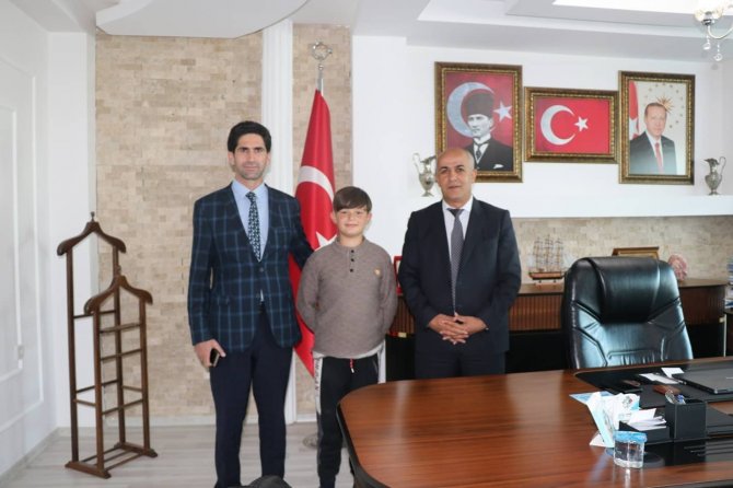 Başkan Ensari, Tübi̇tak Yarışmasında Dereceye Giren Öğrenciyi Ödüllendirdi