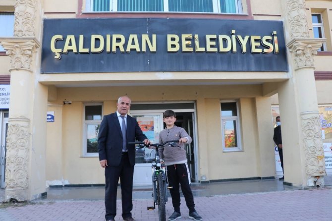 Başkan Ensari, Tübi̇tak Yarışmasında Dereceye Giren Öğrenciyi Ödüllendirdi