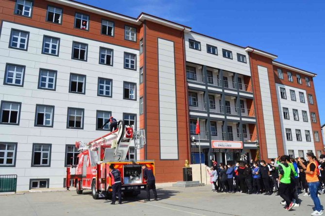 Lise Öğrencileri Tatbikatla Bilgilendirildi