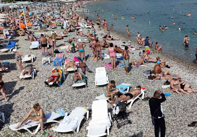 Kemer’de Ekim Ayı Ortasında Sahilde Turist Yoğunluğu