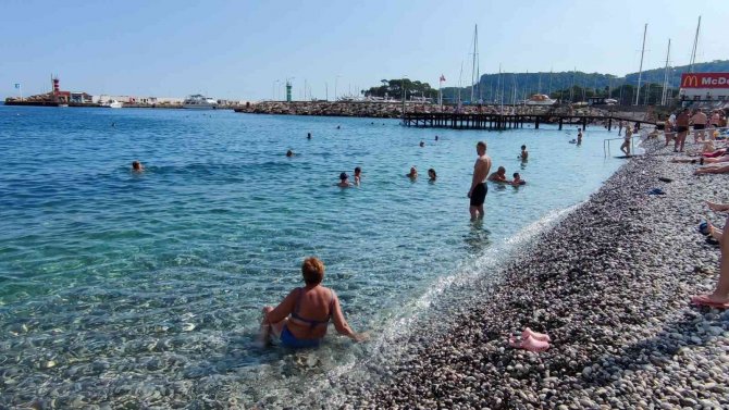 Kemer’de Ekim Ayı Ortasında Sahilde Turist Yoğunluğu
