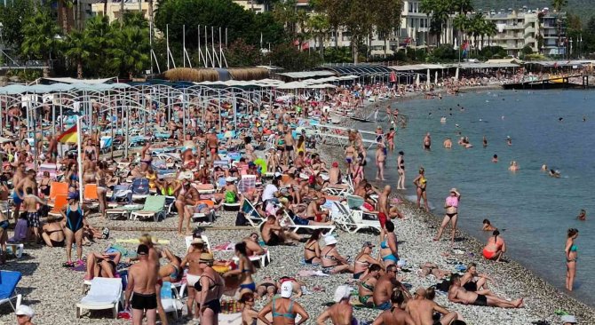 Kemer’de Ekim Ayı Ortasında Sahilde Turist Yoğunluğu