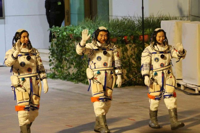 Çin, Shenzhou-13 İnsanlı Uzay Aracını Uzaya Fırlattı