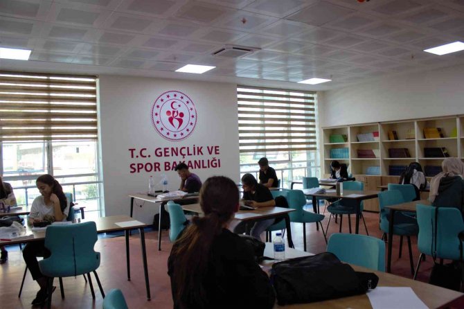 Gençlik Merkezinde Hem Spor Yapıyorlar Hem Sınavlara Hazırlanıyorlar