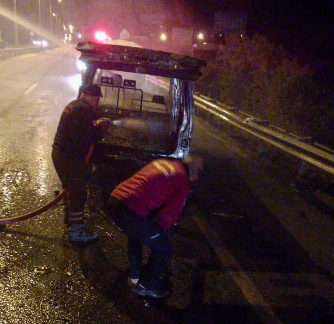 Kamyonete Çarpan Minibüs Küle Döndü