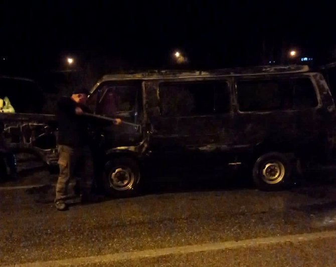 Kamyonete Çarpan Minibüs Küle Döndü