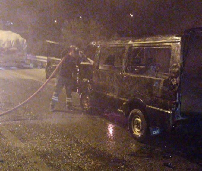 Kamyonete Çarpan Minibüs Küle Döndü