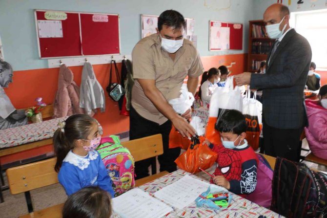 Diyadin’de Öğrencilere Ayakkabı Dağıtımı Yapıldı