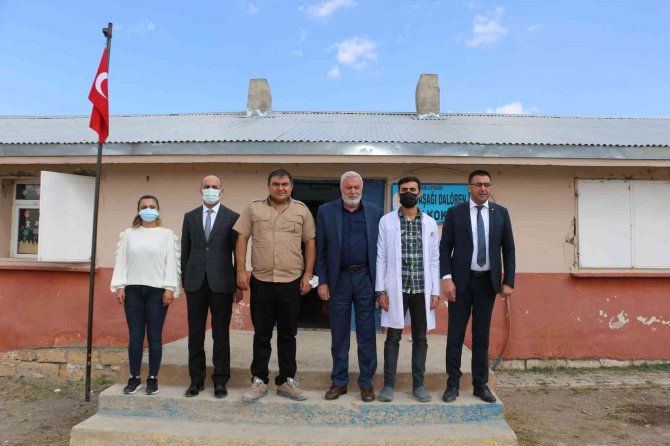 Diyadin’de Öğrencilere Ayakkabı Dağıtımı Yapıldı