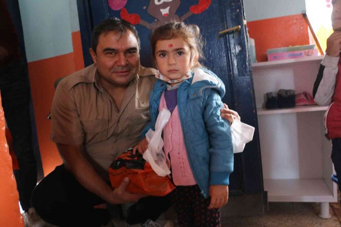 Diyadin’de Öğrencilere Ayakkabı Dağıtımı Yapıldı