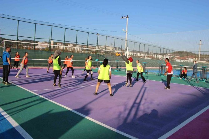 Yurtların Önündeki Otopark Spor Alanı Oldu