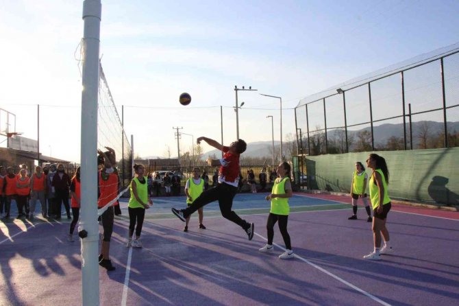 Yurtların Önündeki Otopark Spor Alanı Oldu