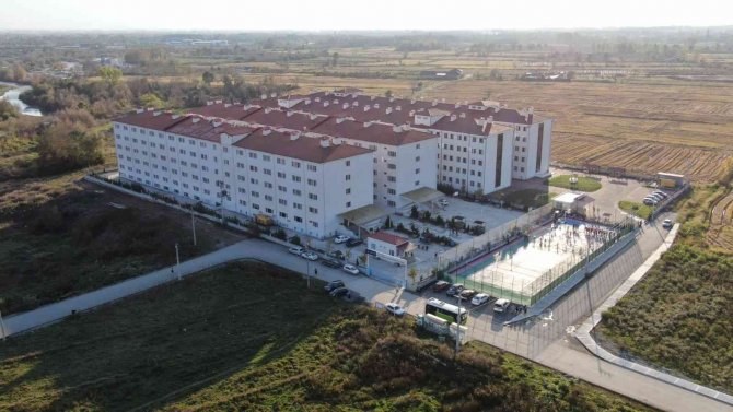Yurtların Önündeki Otopark Spor Alanı Oldu