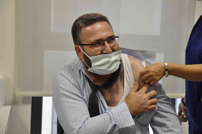 Hastanenin İlk Turkovac Gönüllüsü Aşı Oldu