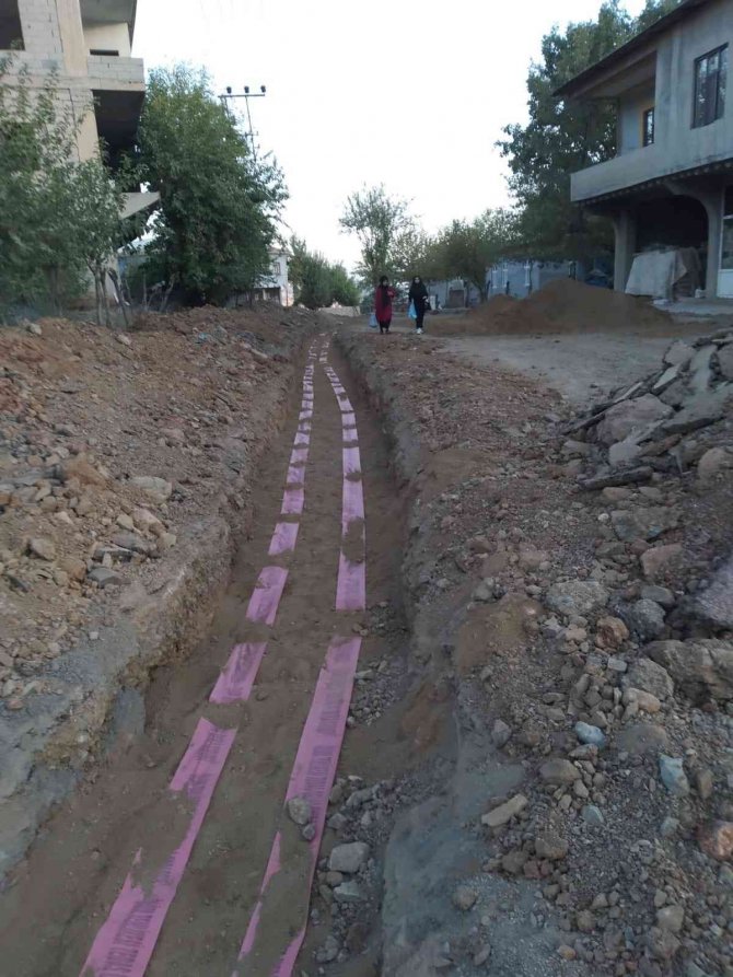 Derecik’te Elektrik Hatları Yer Altına Alınıyor