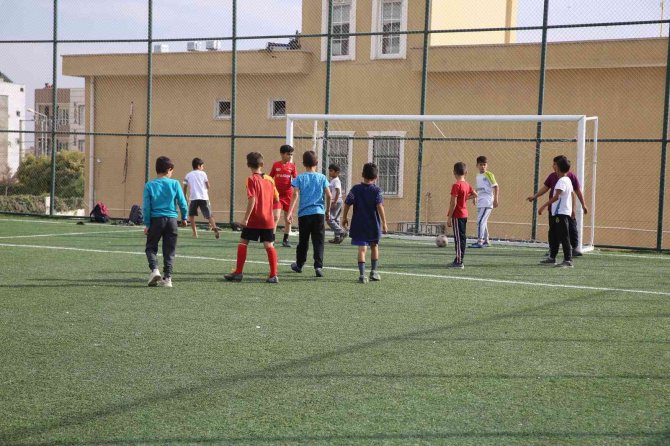 Haliliye’de Semt Sahaları Gençlerin Yeni Spor Adresi