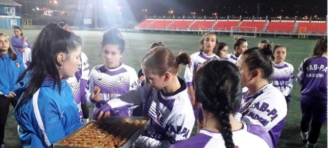 İ̇lkadım’dan Spor Kulüplerine Tatlı Moral