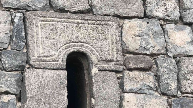 Defineciler 100 Yıllık Kiliseyi Talan Etti