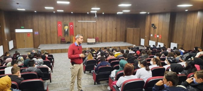 Kaymakam Çiçek, Lise Öğrencilerine Mesleğini Tanıttı