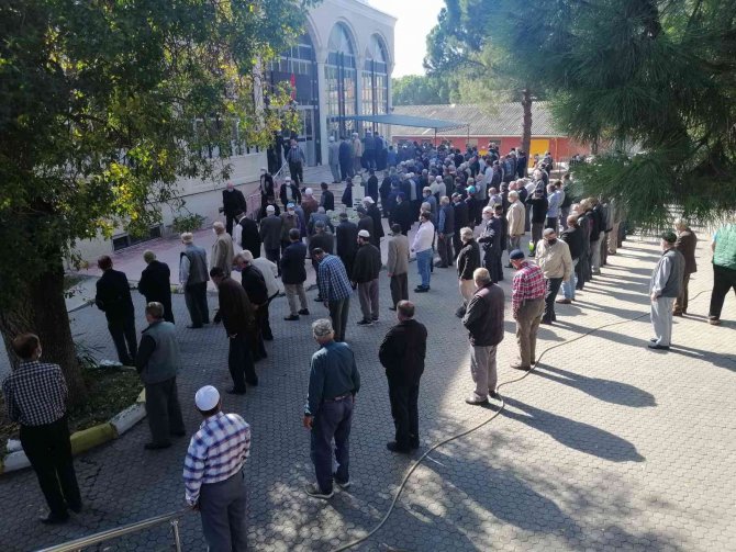 Genç Öğretmen Korona Virüse Yenildi