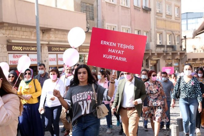 Meme Kanserine Dikkat Çekmek İçin Yürüyüş Yapıldı