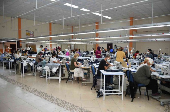 Tarsus Belediyesinin Tekstil Atölyesi Hem İstihdama Hem İhracata Katkı Sağlıyor