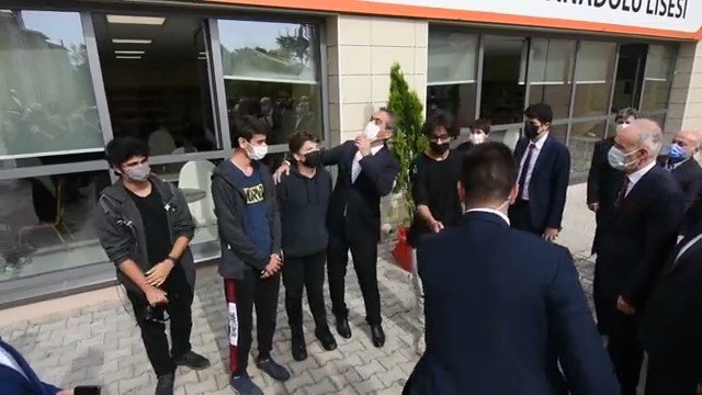 Öğrencinin “Okullar Tatil Olacak Mı” Sorusuna Bakan Özer’den Gülümseten Yanıt