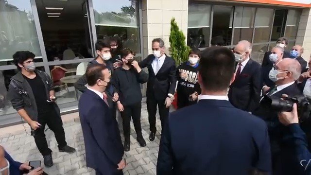 Öğrencinin “Okullar Tatil Olacak Mı” Sorusuna Bakan Özer’den Gülümseten Yanıt