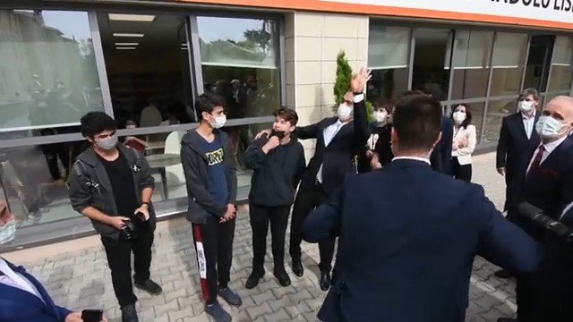 Öğrencinin “Okullar Tatil Olacak Mı” Sorusuna Bakan Özer’den Gülümseten Yanıt