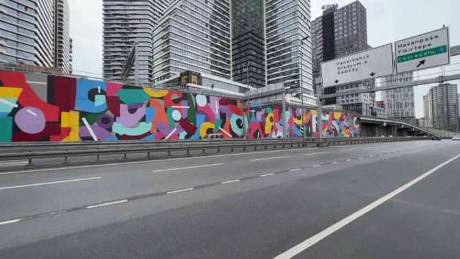 E-5’te Sökülen Dikey Bahçelerin Yerini Grafitiler Aldı