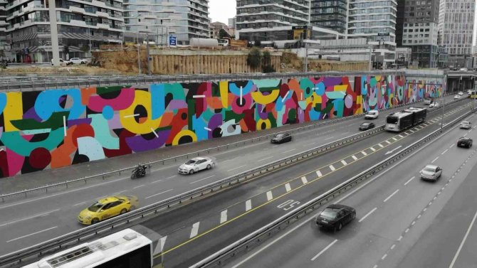 E-5’te Sökülen Dikey Bahçelerin Yerini Grafitiler Aldı