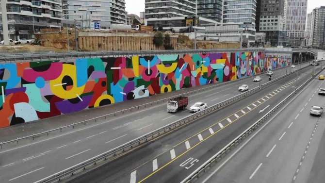 E-5’te Sökülen Dikey Bahçelerin Yerini Grafitiler Aldı