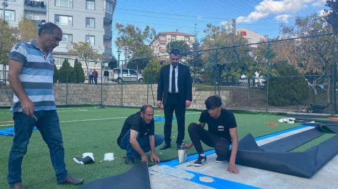 Pursaklar’da Halı Sahalar Yenileniyor