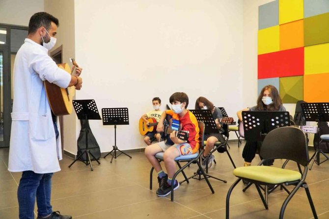 Şehitkamil’in Gitar Kursuna Yoğun İlgi