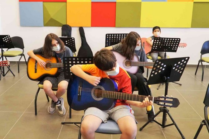 Şehitkamil’in Gitar Kursuna Yoğun İlgi