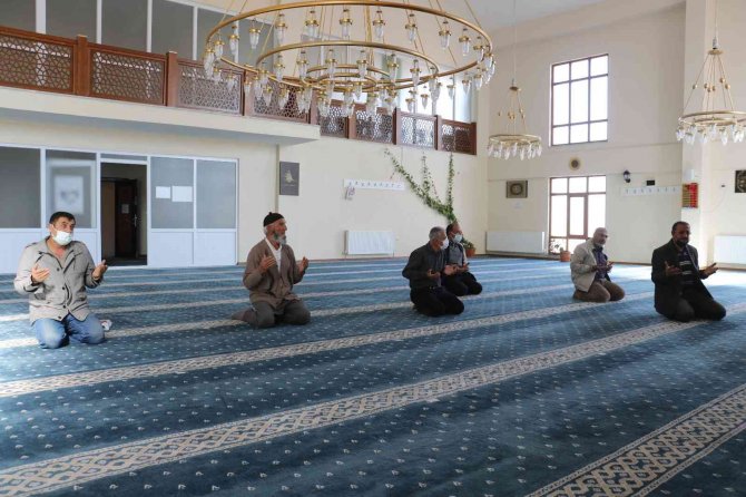 Cemaat, Caminin Camiye Benzemesi İçin Minare İstiyor