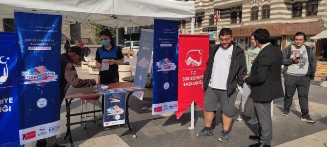 Sur Belediyesi Tüm Dünyada Kutlanan 14-15-16 Ekim Erasmusdays Tanıtım Günleri İçin Standı Kurdu