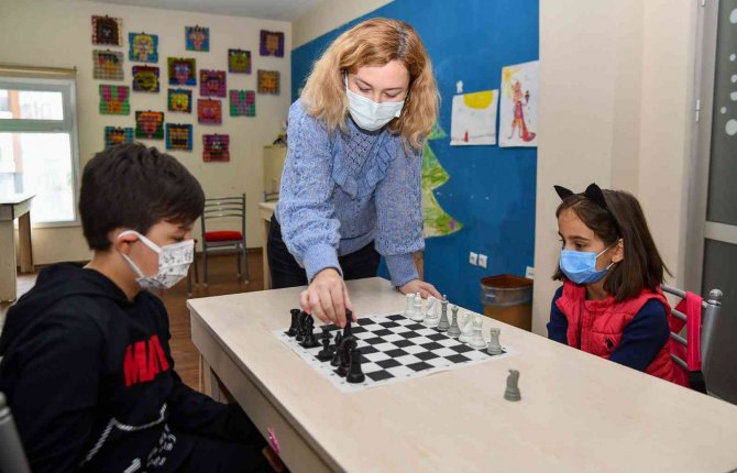 Çocuklar Hem Eğleniyor Hem De Kendilerini Geliştiriyor