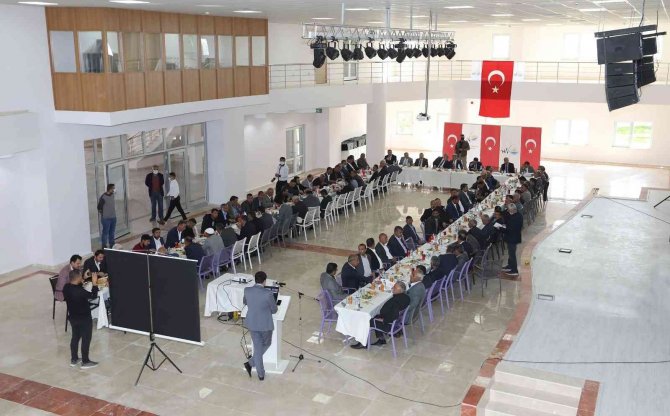 Vali Bilmez, Çaldıran Muhtarlarıyla Bir Araya Geldi