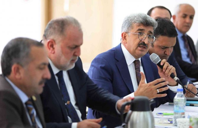 Vali Bilmez, Çaldıran Muhtarlarıyla Bir Araya Geldi