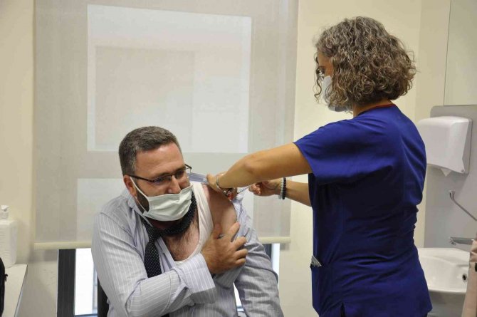 Hastanenin İlk Turkovac Gönüllüsü Aşı Oldu
