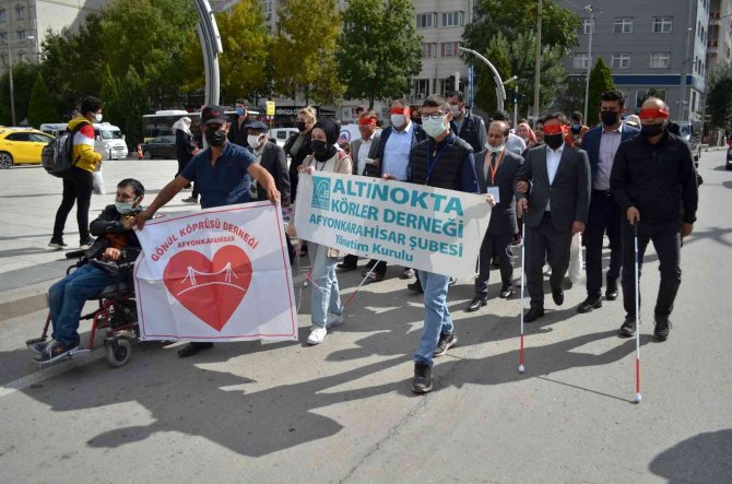 Vali, Görme Engelli Bireylerin Sorunlarını Gözüne Taktığı Bandajla Yürüyerek Gördü