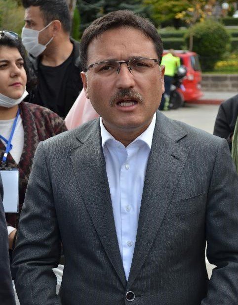 Vali, Görme Engelli Bireylerin Sorunlarını Gözüne Taktığı Bandajla Yürüyerek Gördü