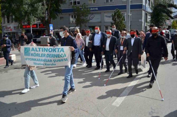 Vali, Görme Engelli Bireylerin Sorunlarını Gözüne Taktığı Bandajla Yürüyerek Gördü