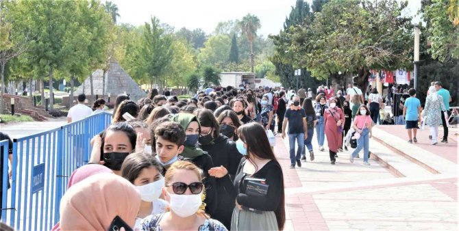 Antalya’da Kitap Fuarında İmza Sıraları Yüzlerce Metreyi Buldu