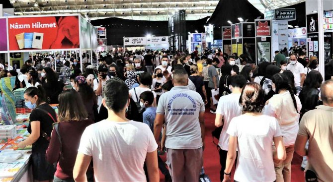 Antalya’da Kitap Fuarında İmza Sıraları Yüzlerce Metreyi Buldu